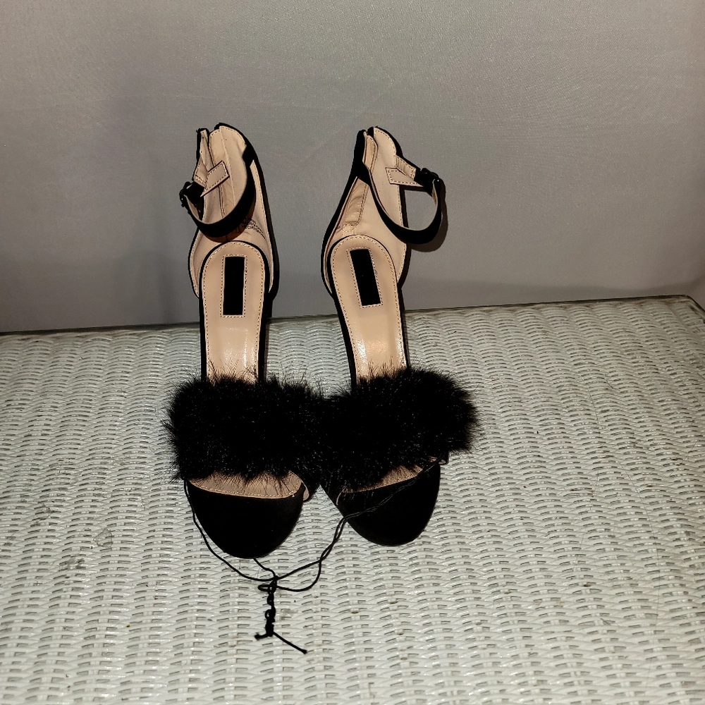 Brand new heels open toes, faux fur design various sizes,